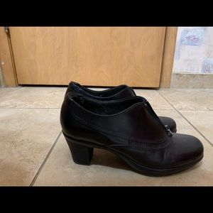 Black low heel dress shoes